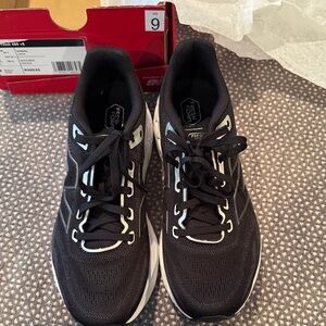 New Balance - Black & white Fresh Foam 680 v8 size 9 medium